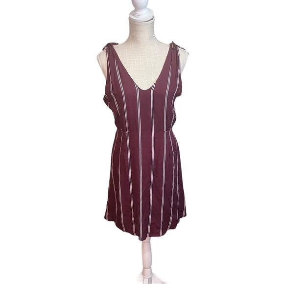 Lush Women Burgundy & Cream Striped Sleeveless V-Neck Mini Dress Sz Medium NWT - Picture 1 of 13